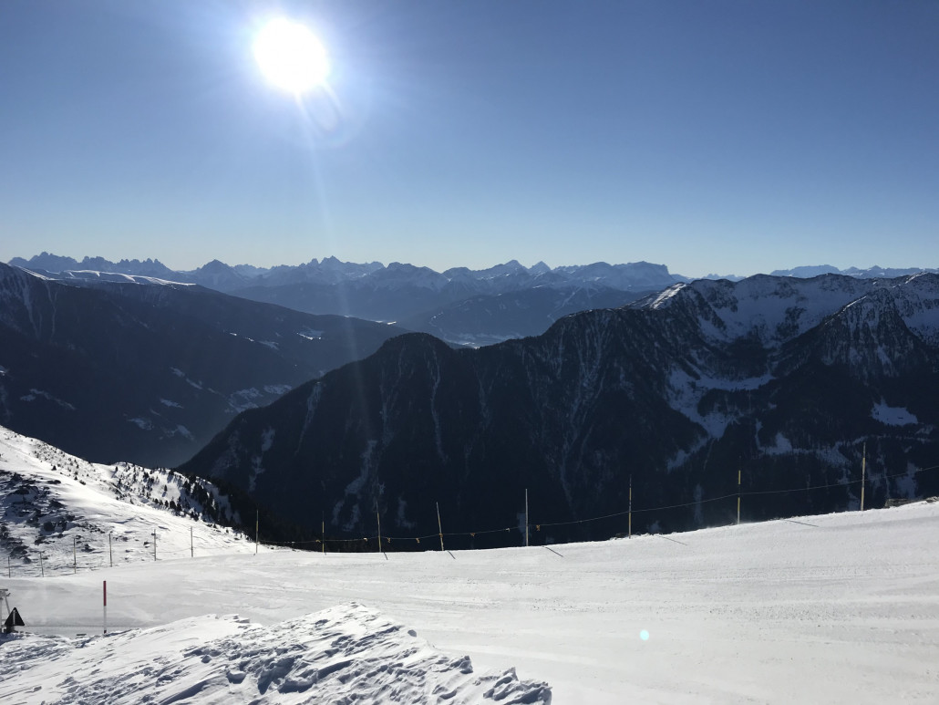 Blick zum Kronplatz und den Dolomiten