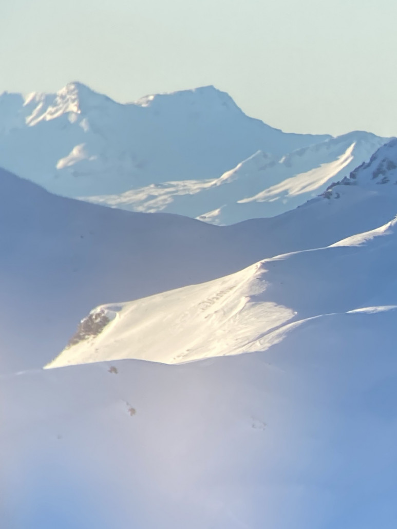Ebenfalls ist der Vorab zu sehen. Da die Distanz noch weiter ist, ist die Bildqualität entsprechend nicht höher. Ich glaube die Bergstation des Mutta Rodunda sowie den Gebäudekomplex rund um das Restaurant Vorab Vorab zu erkennen.