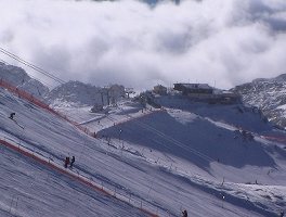 Blick zur Gletscherhütte, mit Bergstation 3er Schlegeiss. Vorne: Schlepplifte Gefrorene Wand (23.11.)