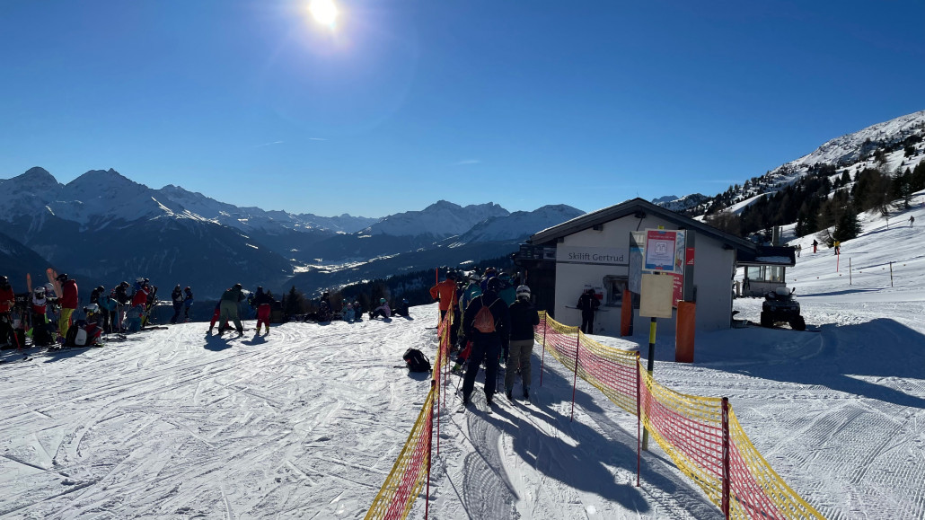 Mehrminütige Schlange bei Gertrud (warum zum Teufel ist das überhaupt noch ein Schlepper!?)