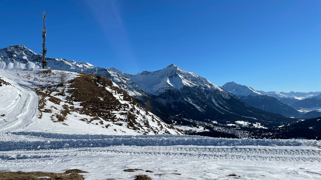 Mittagspause - die grünen Flecken auf dieser Seite des Tals hier sieht man ganz klar.