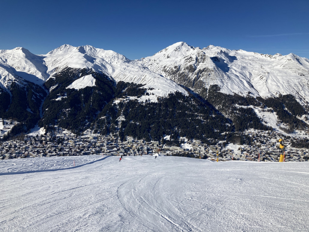 Piste 1. Der erste Hang ist schön steil. Auf der Abfahrt eröffnet sich oft ein guter Tiefblick auf Davos.