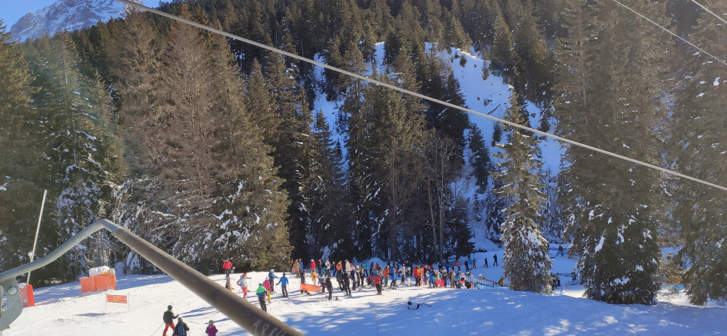 Schlange in La Rasse den Berg hoch