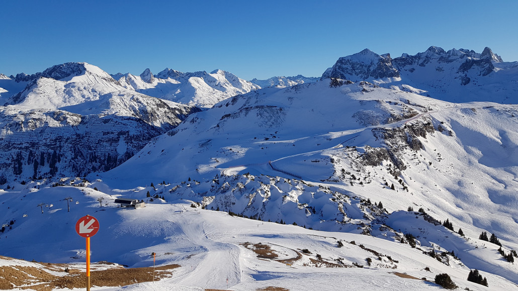 Auf der einzigen geöffneten roten Piste am Steinmähder mit Blick zum Hasensprung. Doch ziemlich abgerutscht hier