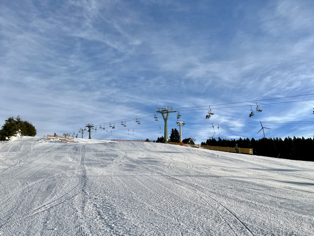 Moser am Morgen - da sieht man den Buckel recht gut mittig der Abfahrt