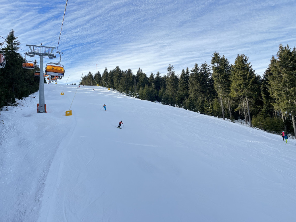 Im Vordergrund eine blanke Stelle der Parezovka, aber sonst richtig schön auch zum Mittag
