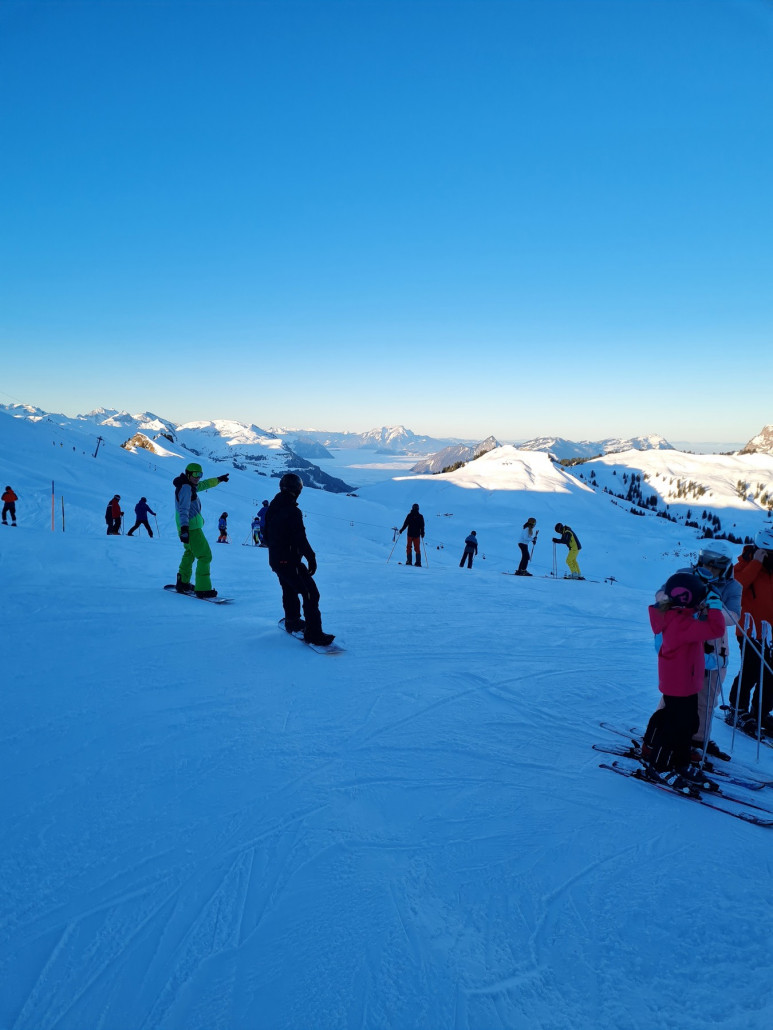 Ausstieg am Sternen um kurz nach neun.  Schon gut gefüllt.  Alle wollten aus dem Nebel raus