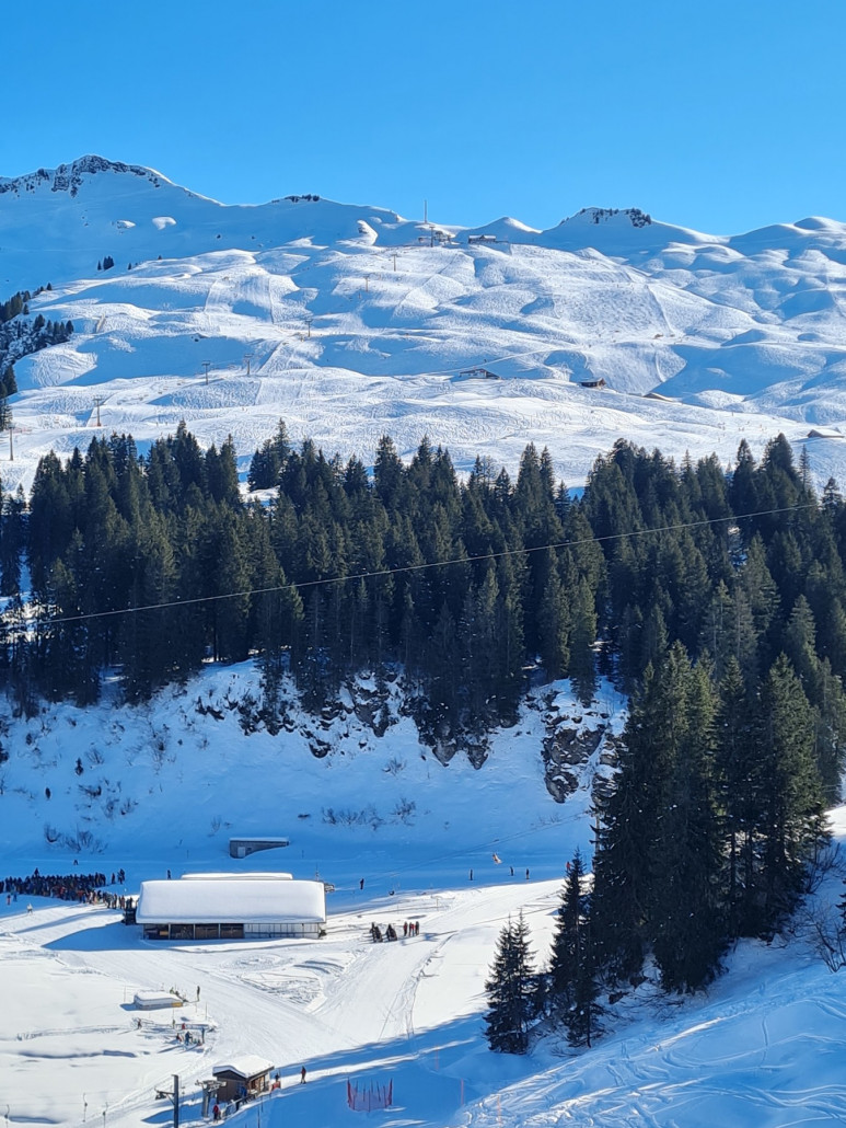 Pisten am Sternen. Unten die Schlange an der Sesselbahn zum Spirstock