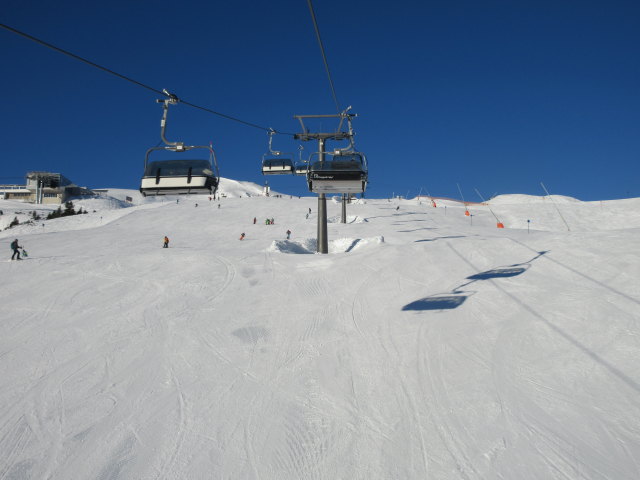 4-CLD-B Osthang, darunter die Osthang Einfahrt, links im Hintergrund die Bergstation der 24-FUT Galzig (2.086 m) (15. Jän.)