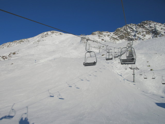 2-CLF Riffel I, darunter die Riffelpiste 1, rechts daneben der 2-CLF Riffel II (16. Jän.)