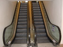 Herrlich, Rolltrappen zum Klo in der neuen Bergstation der SSB in Elmau