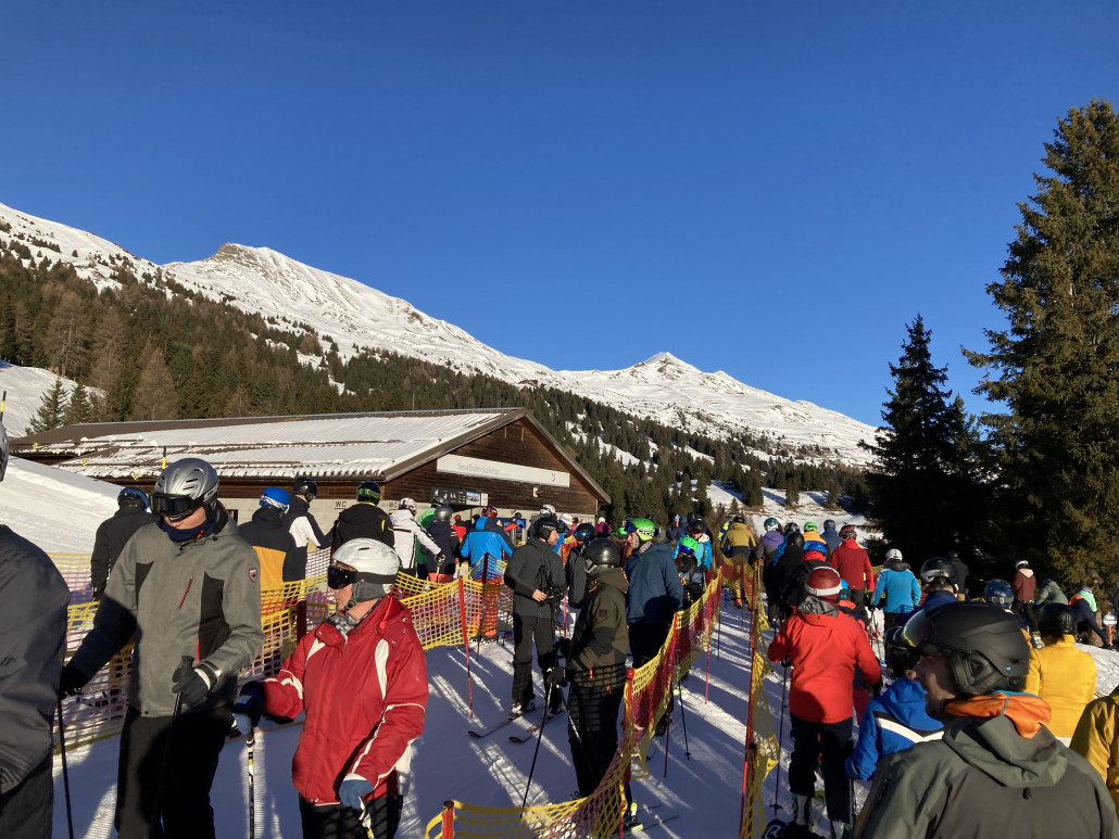 Anstehen am Tgantieni. Sieht schlimmer aus, als es war. Ich finde dieses Anstehregime wie in einem Freizeitpark super: Kein Drängeln, stetes Vorankommen, relativ viel Abstand. Ziemlich relaxed also. Selbst als Snowboarder habe ich keine Probleme, in der Schlaufe zu fahren ;-)