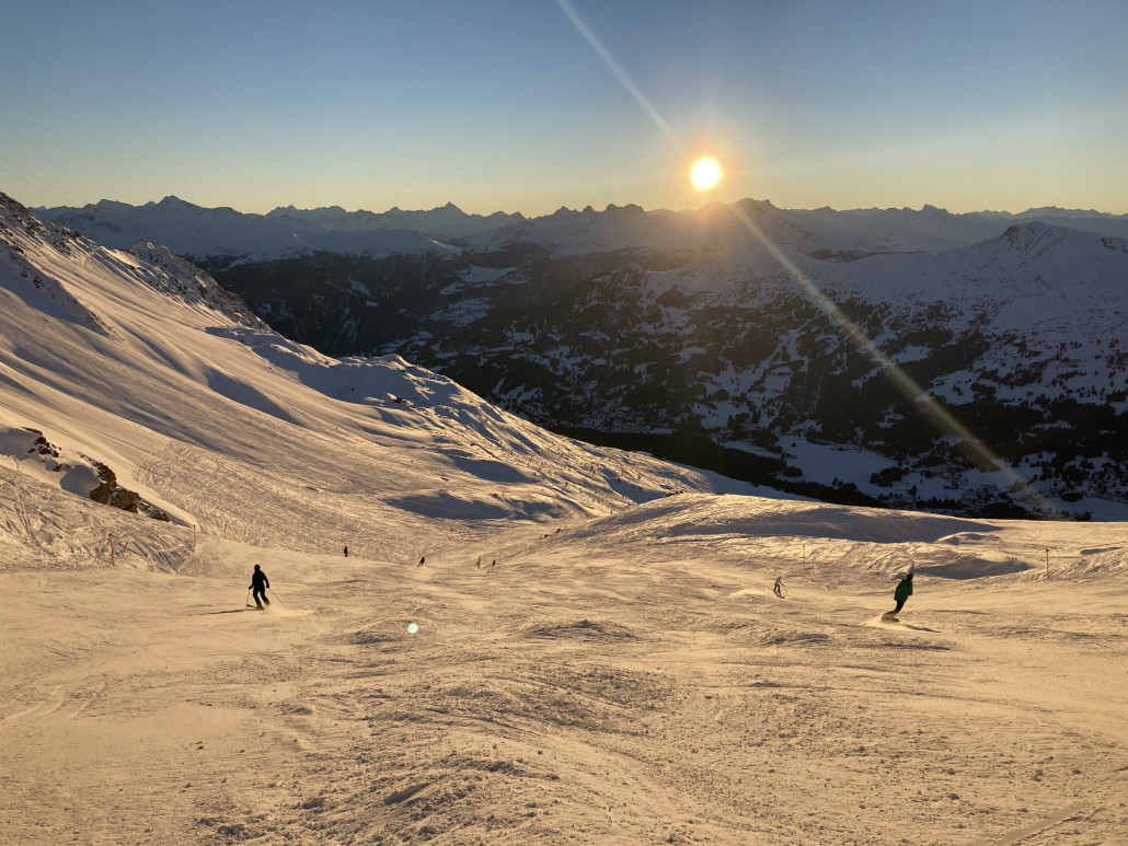 Am Abend wechselten wir noch mit dem Bus auf die Rothornseite. Ich wollte unserer Begleitung, die noch nie auf dem höchsten Punkt des Gebiets war, die dortige Sicht und Abfahrt nicht vorenthalten. <br />Im Bild die Weisshornmulde. Der Weisshornsessel war zu dieser Zeit bereits eingaragiert, was eine leere Piste zur Folge hatte.