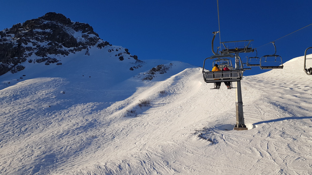 Zweiländerbahn mit gesperrter, etwas eisiger und steiniger Skiroute