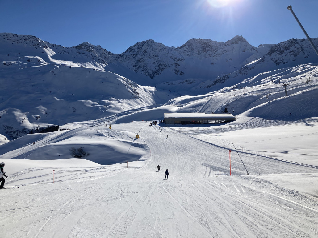 Sesselbahn Plattenhorn. Hier staute es sich am Vormittag. Daher fuhren wir weiter. Die Wartezeit dürfte um die fünf Minuten betragen haben. Am Nachmittag dann wenig Andrang.