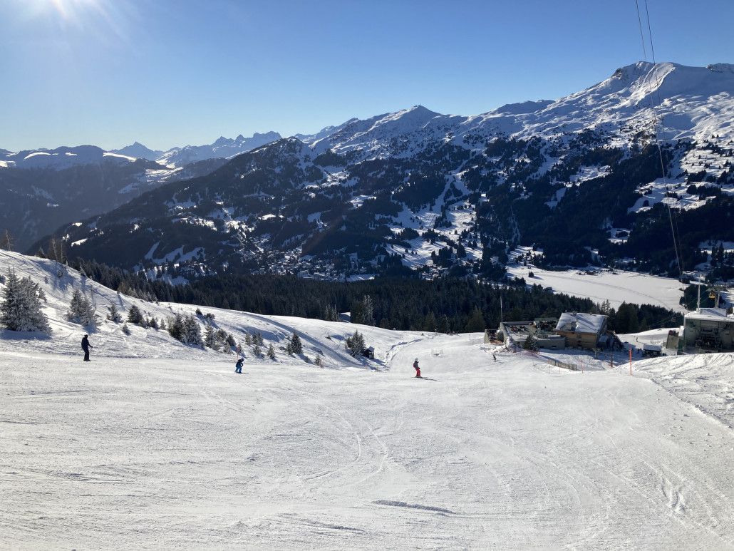 Piste 27 am Crappa Grossa. Die Piste ist erst seit Kurzem geöffnet. Die Schneebeschaffenheit ist noch knollig.