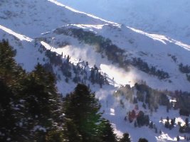 Gaisberggebiet aus der Roßkarbahn fotografiert. Die Beschneiung deutlich sichtbar.