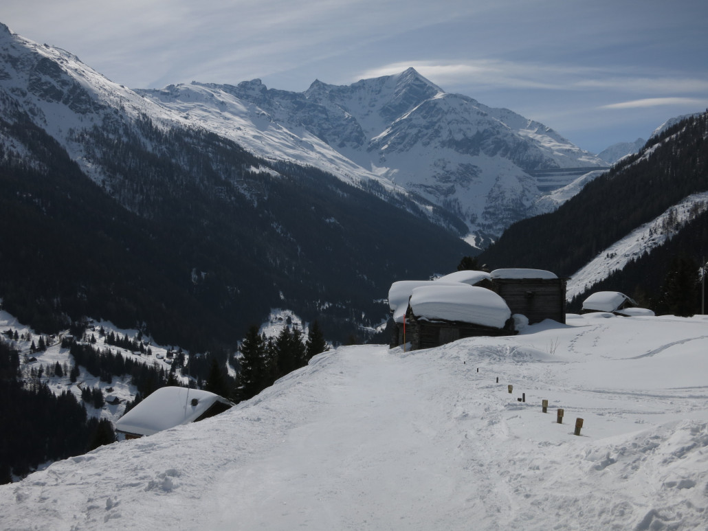 Skiweg bereits weit oberhalb des Tals