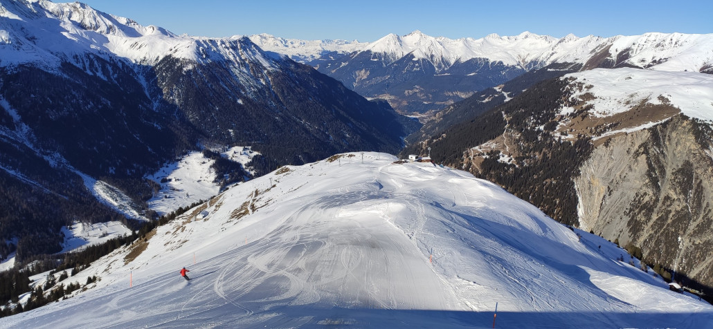 Blaue Piste zur Bergstation vom oberen Sessel (musste warten, um einen Skifahrer auf dem Foto zu erwischen)