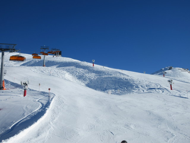 Piste 34 (links) und Piste 36 (rechts), darüber der 8-CLD-B Sonnen