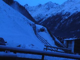 Nachmittäglicher Blick aus dem Zimmer auf die Talabfahrt 21, die sie gerade mit Schnee auffüllten, der weiter oben produziert wurde (28.11.)