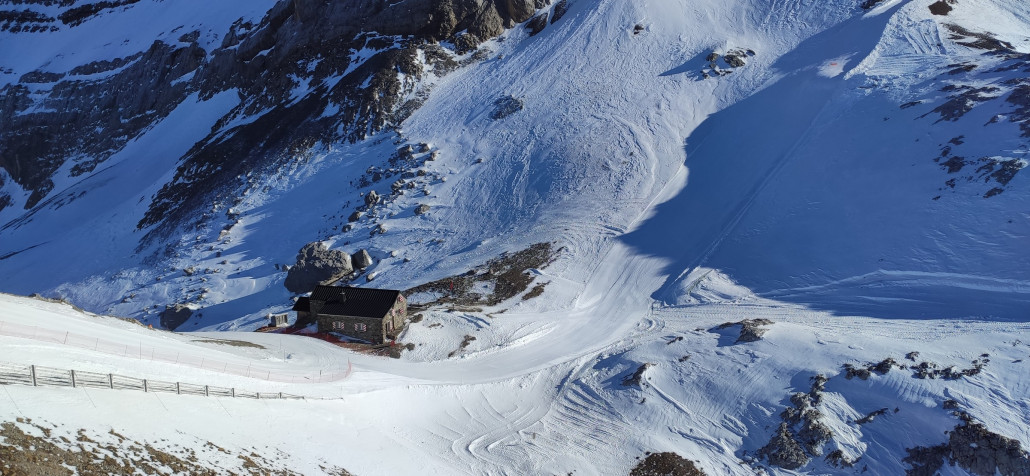 Pistenverlauf um die Hütte