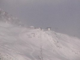 Winterskigebiet im Zoom: 4er Seekogel, Bergstation 4er Langegg und Rotkogelhütte sowie eine einsame Raupenspur (27.11.)