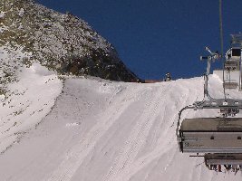 In der 6 KSB/B Seiterkar kurz vor der Bergstation, hier sieht man wie wenig Schnee beim Einstieg in die Piste 36 liegt (27.11.)