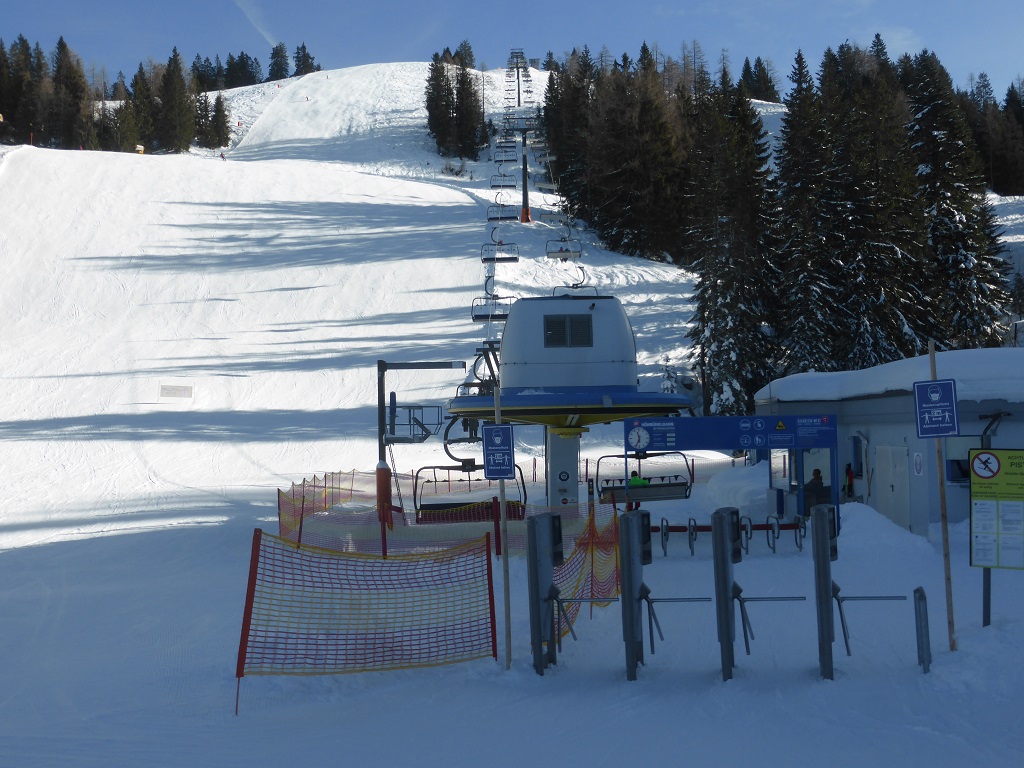 die Höhbühelbahn, erschließt im oberen Teil einen kurzen, aber knackigen Hang. Hier war es auch etwas härter. Ist ein fix geklemmter 6er. Gibts wahrscheinlich auch nicht so oft..