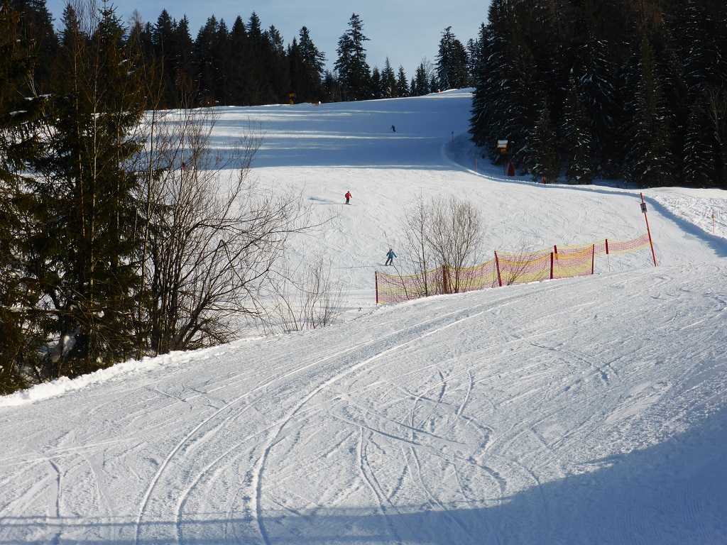 und Schluß. Auch die Talabfahrt, vor Allem im unteren Bereich noch richtig gut.<br />Fazit: abgesehen von 2,3 Ausnahmen sehr gute Verhältnisse, wenig los. Ab und an sieht man, daß an den Betriebskosten etwas gespart wird. Aber sehr cooer Tag