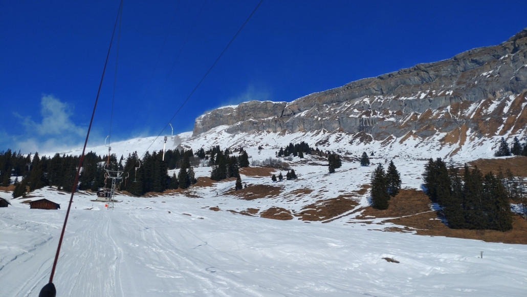 Blick zum Bereich, wo die Skiroute 71 (Flida) verläuft. Man kann erahnen, warum diese offiziell gesperrt ist.