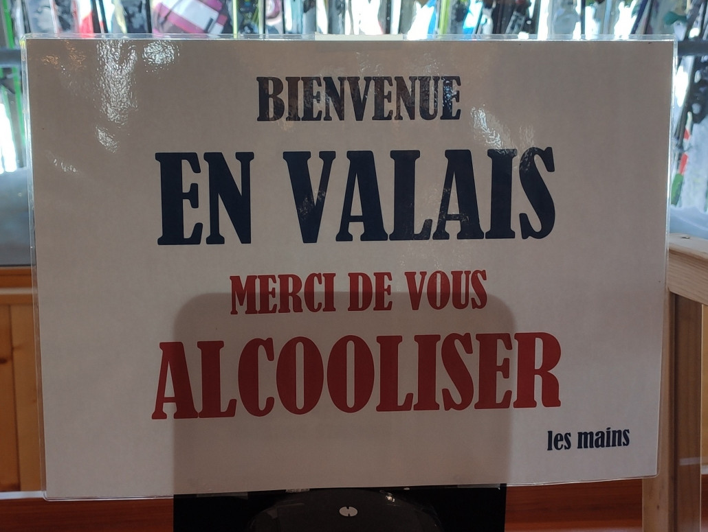 Lustiges Schild am Desinfektionsmittel-Spender