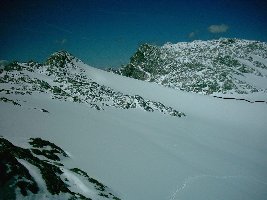 Hier schwarz markiert ein Wanderweg über den Gletscher ins liechtenstein