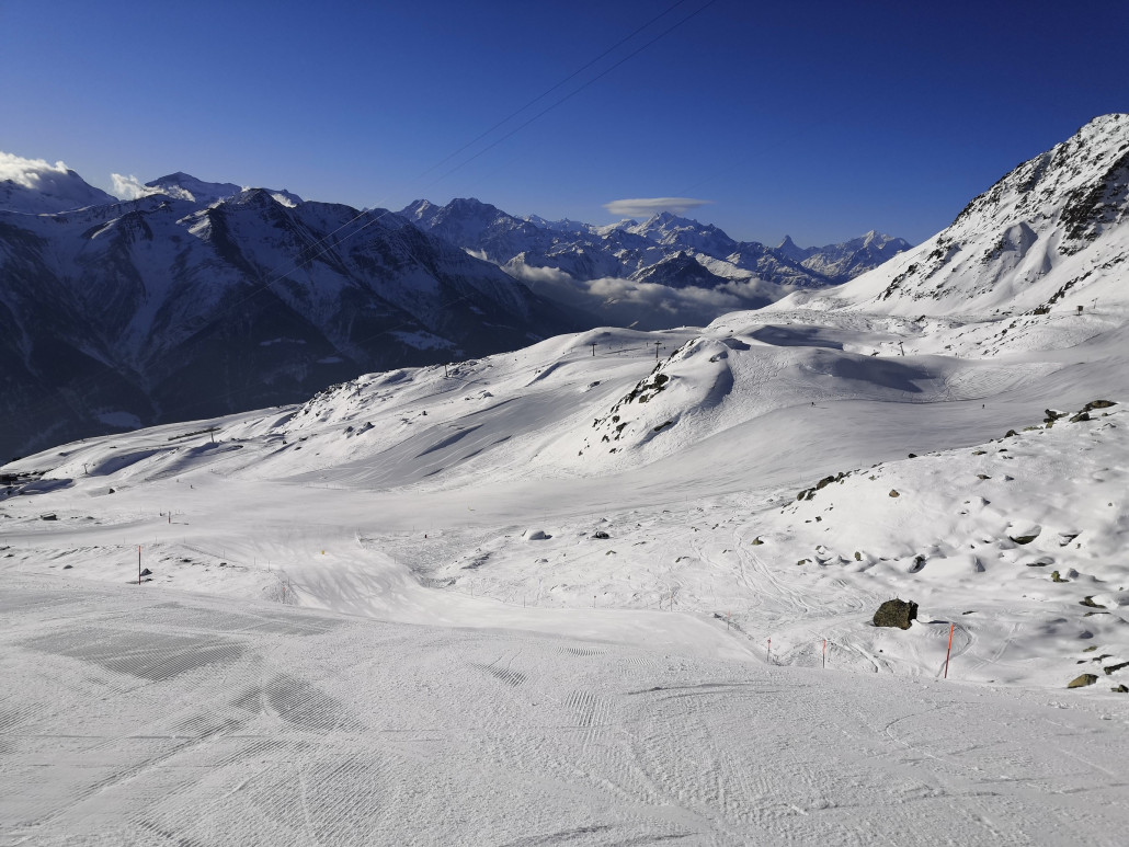 Im Hintergrund zeigt sich das Matterhorn.