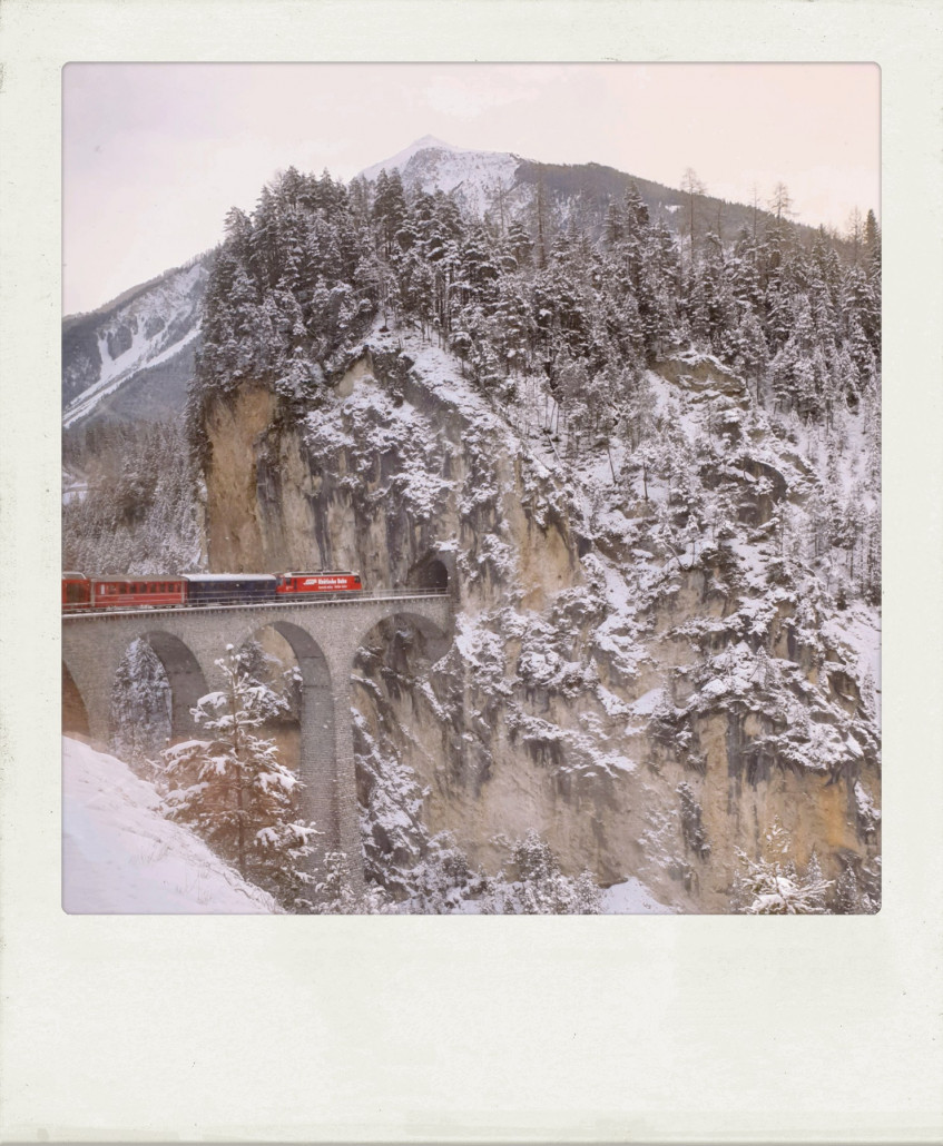 Schon die Anfahrt nach Bergün - Spektakulär! Mit dem ÖBB Nachtzug bis Zürich, Intercity bis Chur und schließlich Interregio nach Bergün - ab Thusis auf der UNESCO Weltkulturerbe-Strecke "Albulabahn". Hier das berühmte Landwasser-Viadukt.