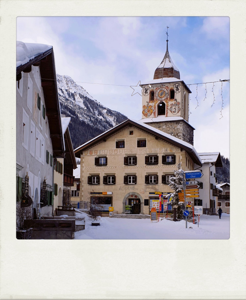 Angekommen im Wintermärchen. Schon der Baumbestandene Weg vom Bahnhof zum Dörfchen ist sehr hübsch.