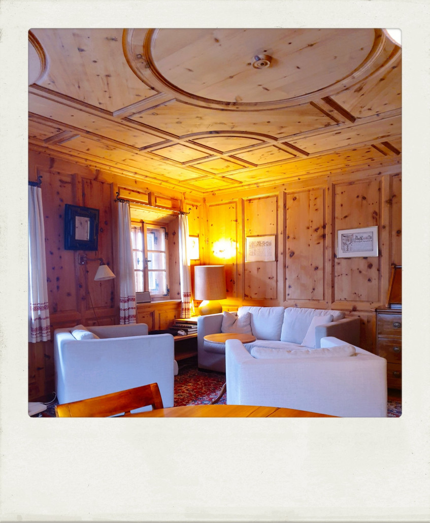 Die Unterkunft ebenfalls ein Traum. Gemütliche Zirben- bzw. Arvenstube und Schlafzimmer gepaart mit modernem Bad und ebenfalls moderner und hochwertiger Küche. Herrlich.