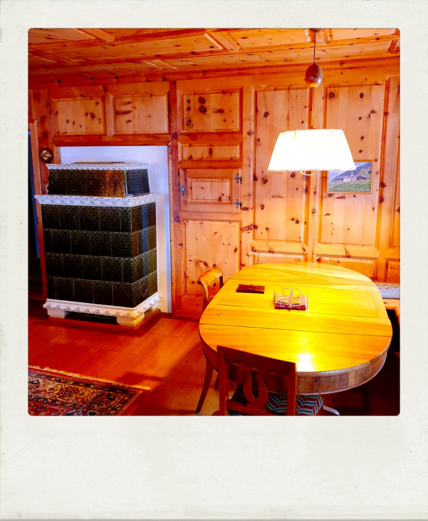 Auch der Ofen und der Stubentisch in der Zirbenstube laden zum Verweilen, Genießen und Spielen ein.