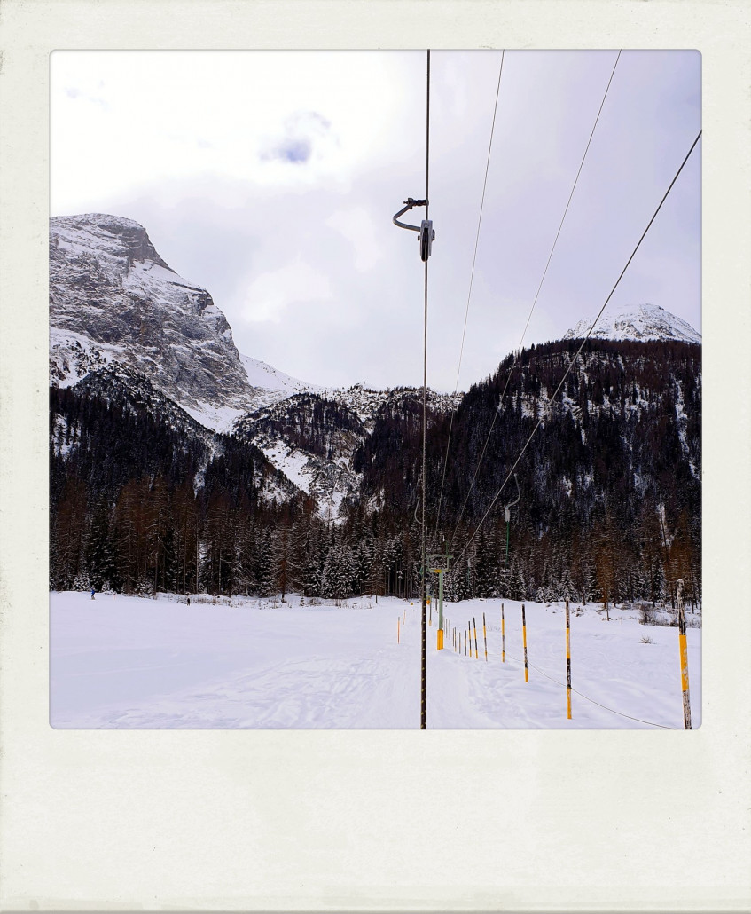 Und auf gehts mit dem Tellerlift Téct. Der Skipass ist hier noch bezahlbar, es gibt keine Keycards, aber laut Bergbahn-Mitarbeiterin "Drehkreuzfähige" Kartonkarten. "Nur die Drehkreuze fehlen noch". :) Sympathisch! Erinnert mich an die Kinderskitage im Schwarzwald. Gibt es eigentlich Extra-Punkte, wenn man das Schleppseil auf einem Foto genau auf Linie mit dem Liftseil kriegt?