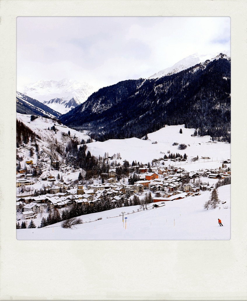 Hier schon am Schlepplift Zinols mit ebenfalls hübschem Blick auf Bergün zurück. Die Piste hier ist urig-nett, kupiert und kurvig. Nix los. An der Talstation keine Blechlawine, keine Menschenmassen, einfach nur pure Winteridylle mit ein paar Zentimetern Neuschnee.