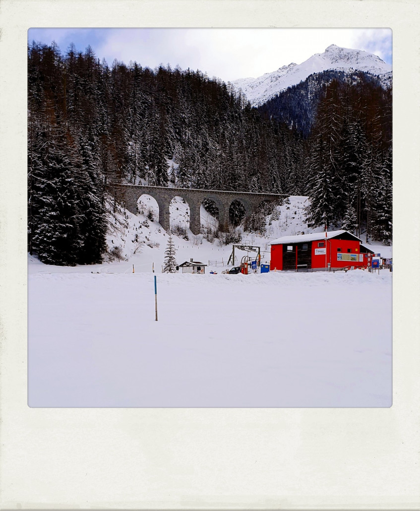 Zur Talstation der Sesselbahn nach Darlux kann man halblegal von der Bergstation des Tellerlifts Téct hinüberqueren. Der Weg ist eigentlich ein Winterwanderweg, im Bergfex-Pistenplan ist aber auch eine blaue Piste parallel eingezeichnet. Am Ende des Ziehwegs geht es über einen Bach und dann muss man noch ca. 200m zur Talstation der Doppelsesselbahn gen Darlux schieben.