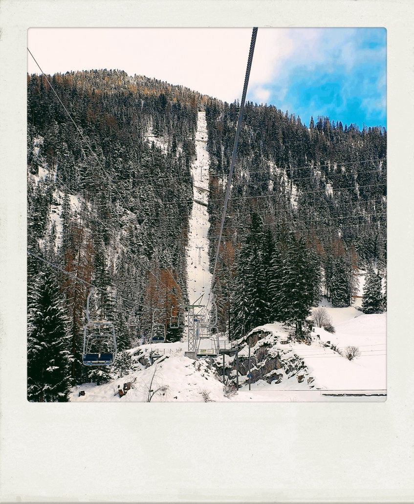 Und in der Sesselbahn. Herrlich und ruhig schwebt man durch den Winterwald empor... um uns nur die Ruhe und das Klackern des Lifts. Die Sessel sind sehr bequem gepolstert und die Strecke ist toll. Zwei mal quert man die Albulastrecke (eigentlich drei mal, aber einmal fährt sie im Tunnel unter der Sesselbahn durch).
