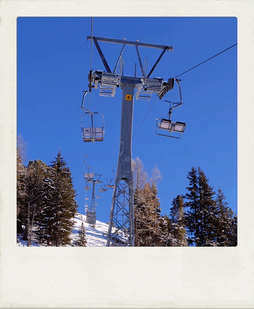 Nun in der 2. Sektion, der Doppelsesselbahn Alp Darlux. Alter Doppelmayr, erinnert mich an die Sonnalmbahn und 25 Jahre Skiurlaub am Gerlosstein (hatten dort eine Ferienwohnung).