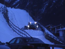Sölden 7:30 Uhr: Es wird fleißig an der Talabfahrt 21 gearbeitet - Blick aus dem Zimmer (02.12.)