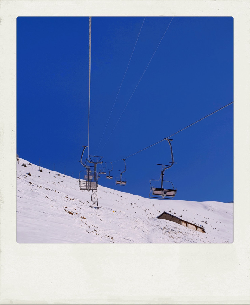 Leider sind die Lattensessel sehr unbequem, vor allem im Vergleich zur 1. Sektion unangenehm auffallend. Die Bahn schwebt ebenfalls gemächlich über die Baumgrenze, die Strecke ist zum Glück relativ kurz.