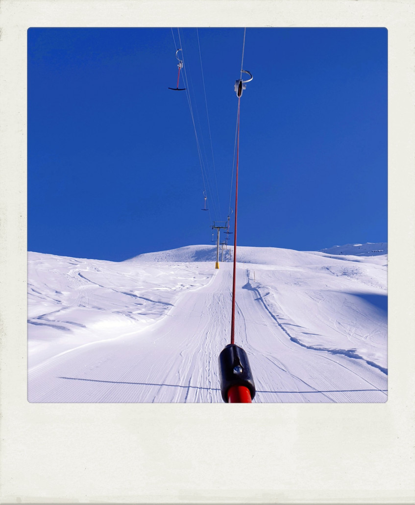 Und jetzt in der 3. Sektion, dem Schlepplift Piz Darlux. Wunderschön ist es hier oben, hochalpin, dick eingeschneit, die Pisten ein Traum. Nur Naturschnee, die Pisten hier oben bleiben über die ganzen zwei Wochen pulvrig-griffig.