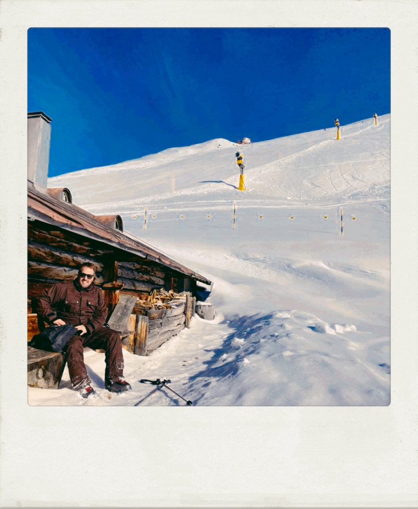 Das tolle an Bergün ist, dass man mit der sehr zuverlässigen Rhätischen Bahn relativ schnell in andere Wintersportregionen kommt. Wie hier am 3. Tag nach Davos-Platz und damit easy ans Jakobshorn. Hier ich mit meinem Alphütten-Tarnanzug beim Mittagsbreak :) Im Hintergrund die Piste am Jatz Quattro.
