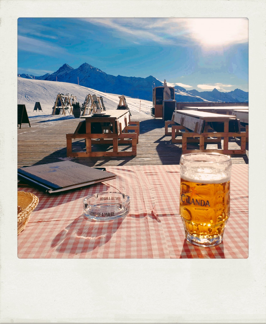 Nach einem wundervollen Skitag gibts noch ein Sonnenbier am Fuxägufer, danach gehts auf die Talabfahrt.