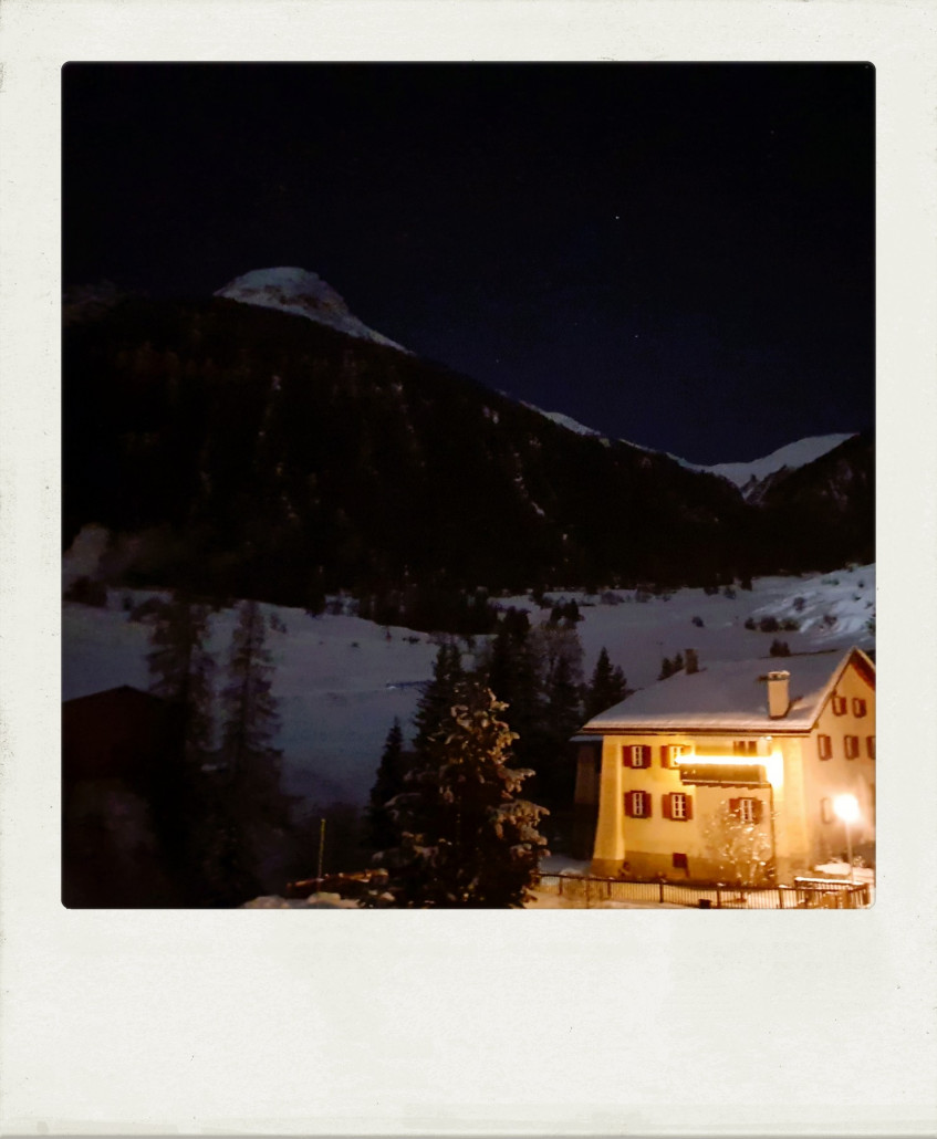 Zurück in Bergün nach einem schönen Skitag am Jakobshorn. Nachtblick vom Balkon unserer Unterkunft.