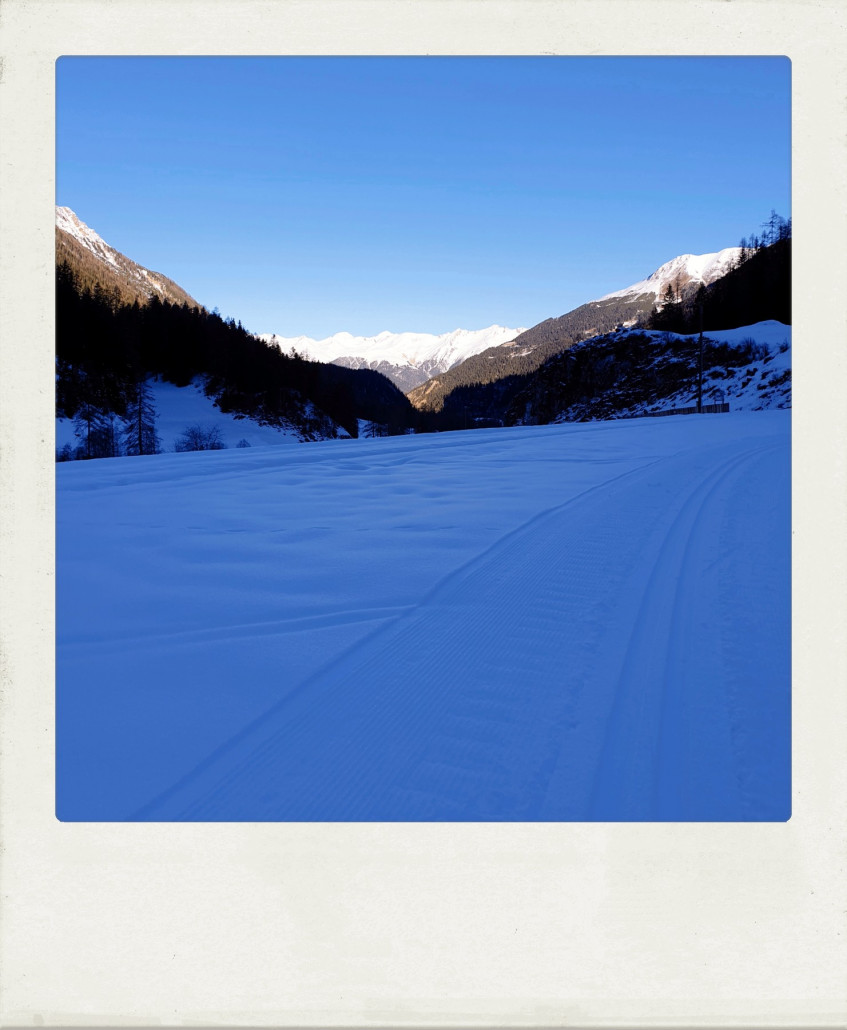 Am nächsten Morgen schnapp ich mir in aller Herrgottsfrühe wieder meine Langlaufskier und probiere die 6,5km lange Bergüner Loipe aus. Schön und ruhig ists, kaum einer ist unterwegs. Aber es ist auch noch sehr schattig, die Sonne hat sich noch nicht hinter den Bergen hervorgeschält.